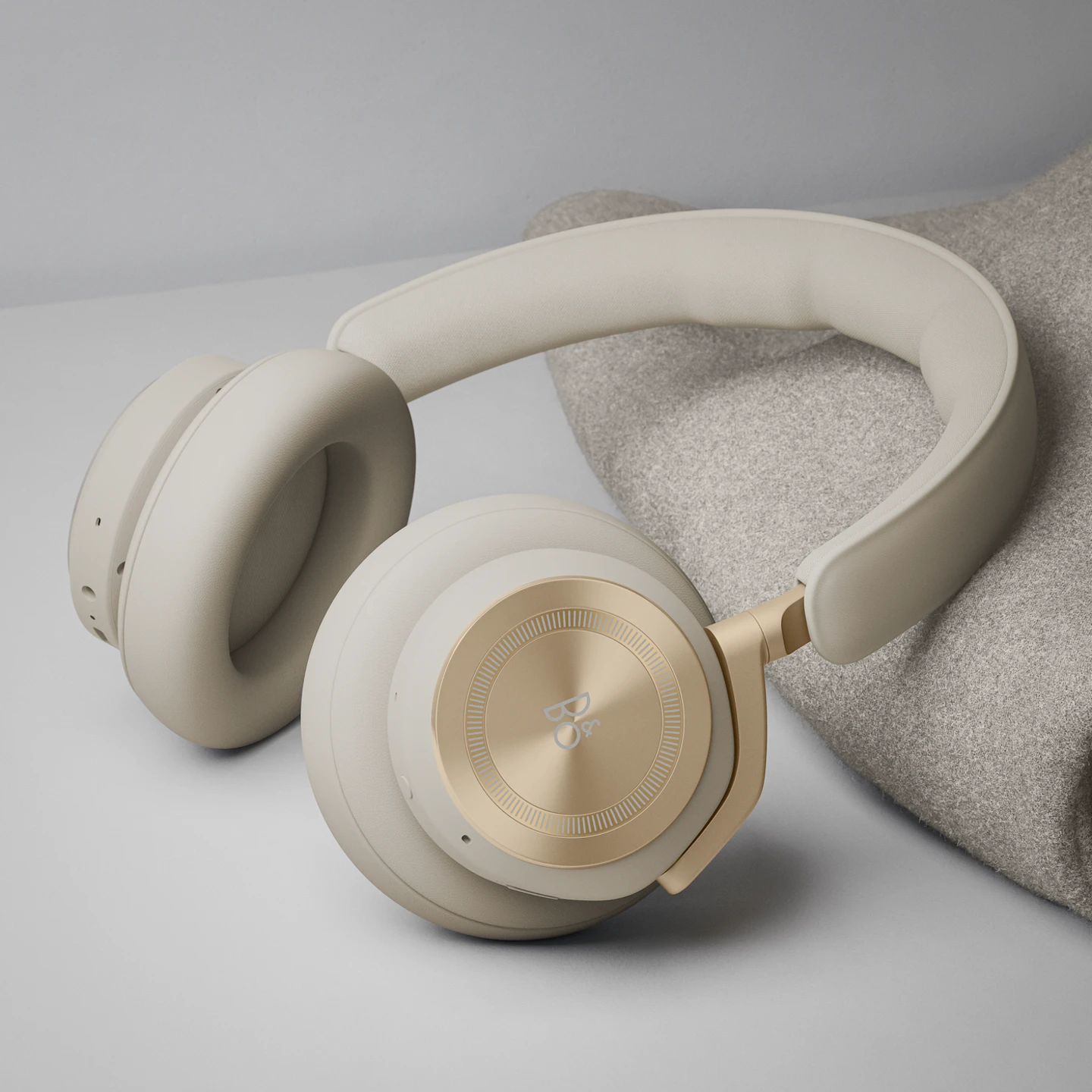 Beoplay HX in Gold
