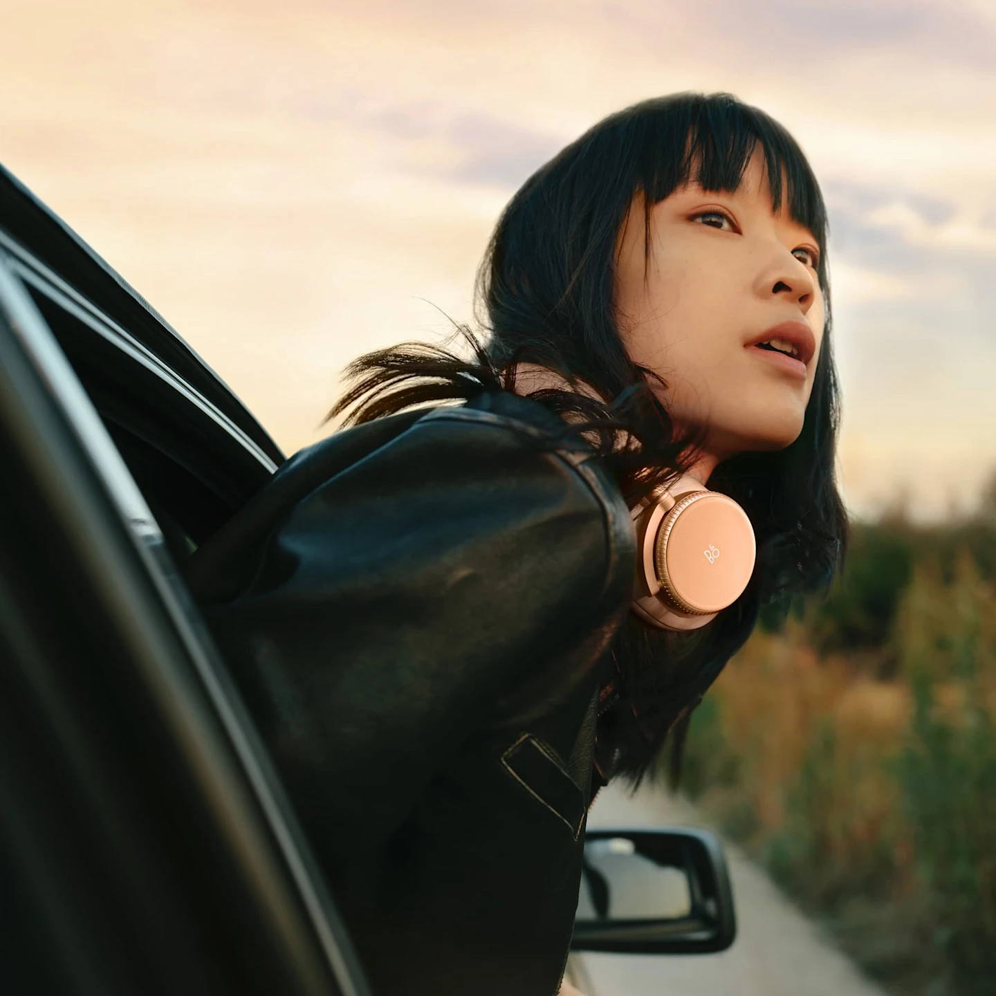 Beoplay H100 Sunset Apricot worn by a model